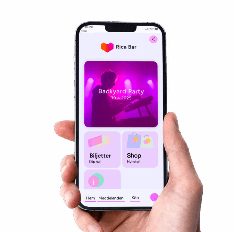 Hand som håller en telefon med en evenemangssida i KEiNO och knapparna Biljetter och Shop.